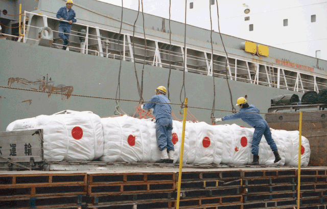MA米陸揚げの光景